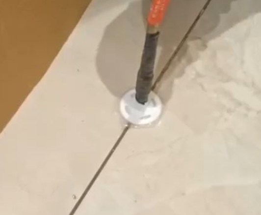 忻州瓷砖空鼓维修公司专业解答瓷砖在铺贴过程中，如果没有涂抹均匀到位的粘结材料（如水泥砂浆或瓷砖胶），可能会导致以下问题