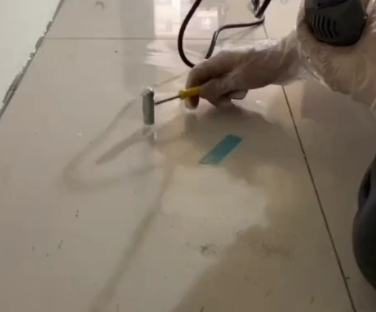 忻州瓷砖开裂维修公司专业分享瓷砖在铺贴前如果没有沥干水分，将会导致以下问题